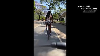 Dando Uma Volta De Bicicleta Parque Ibirapuera Com Short Todo Socado